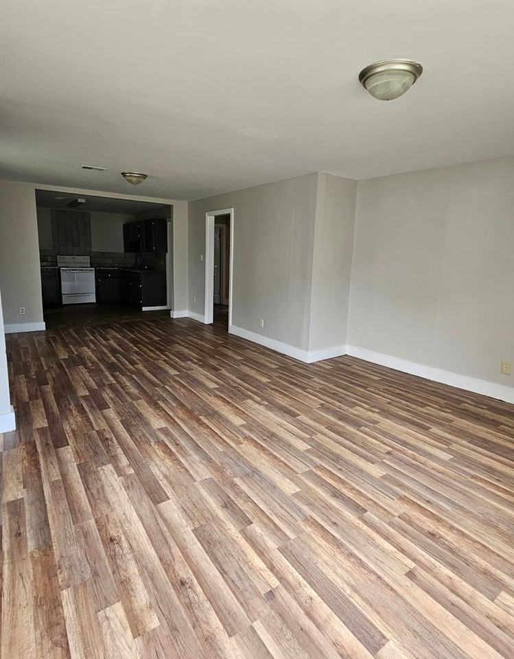 202 Crawford Rd - Photo 3 of 17