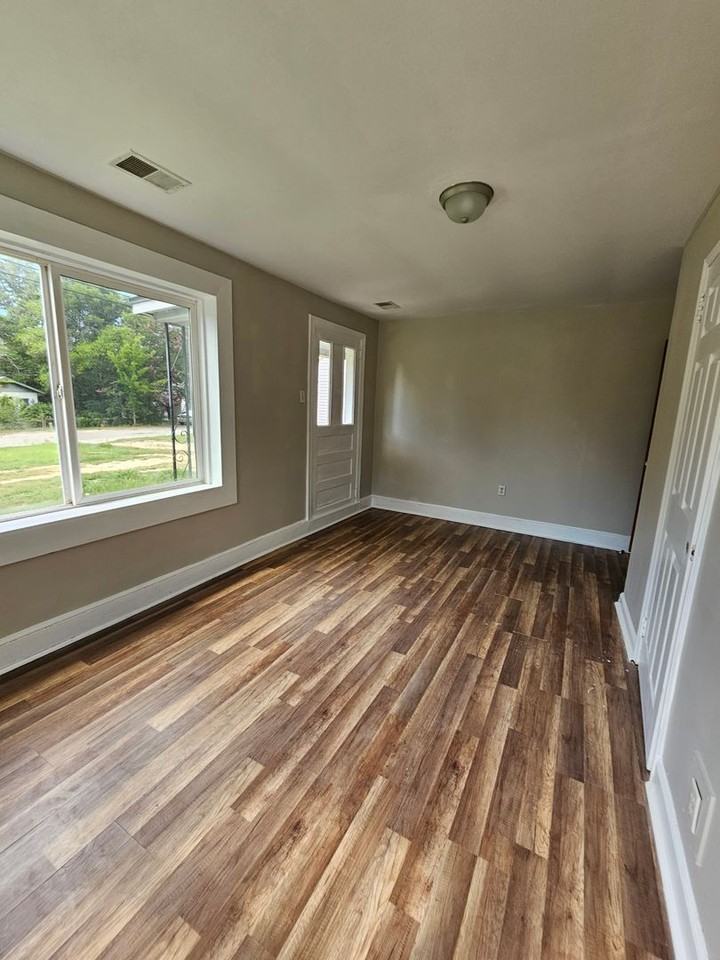 202 Crawford Rd - Photo 5 of 17