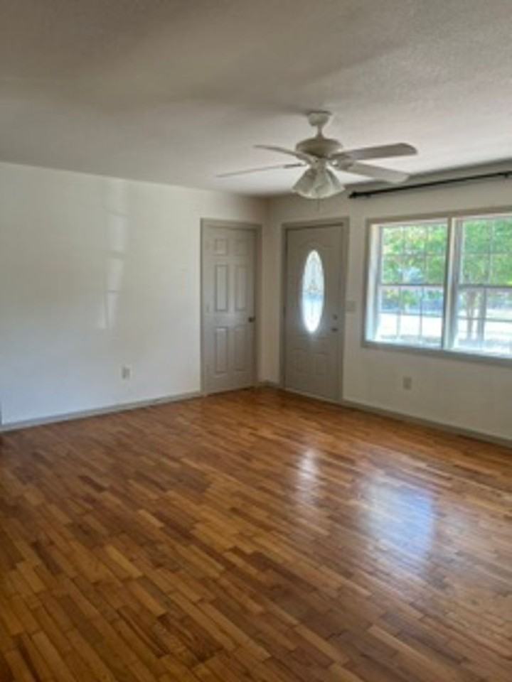109 Center Dr - Photo 2 of 9