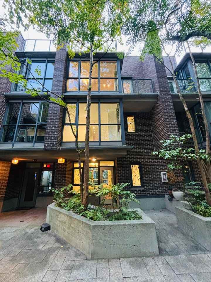 885 Helmcken St - Photo 3 of 49
