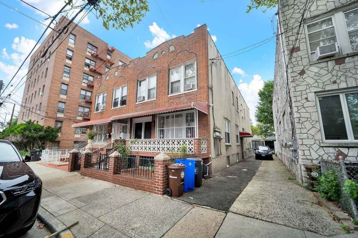 251 E 46th St ##1a - Photo 2 of 23