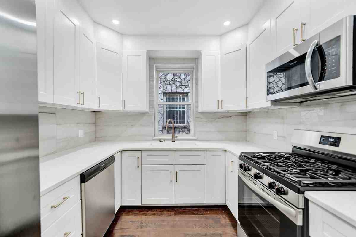 251 E 46th St ##1a - Photo 7 of 23