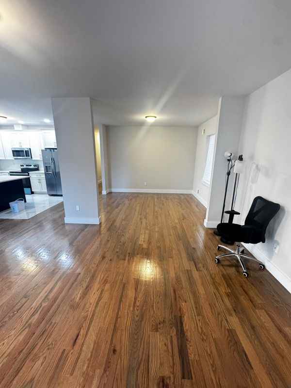 152 Parkwood Ave ##1 - Photo 4 of 26