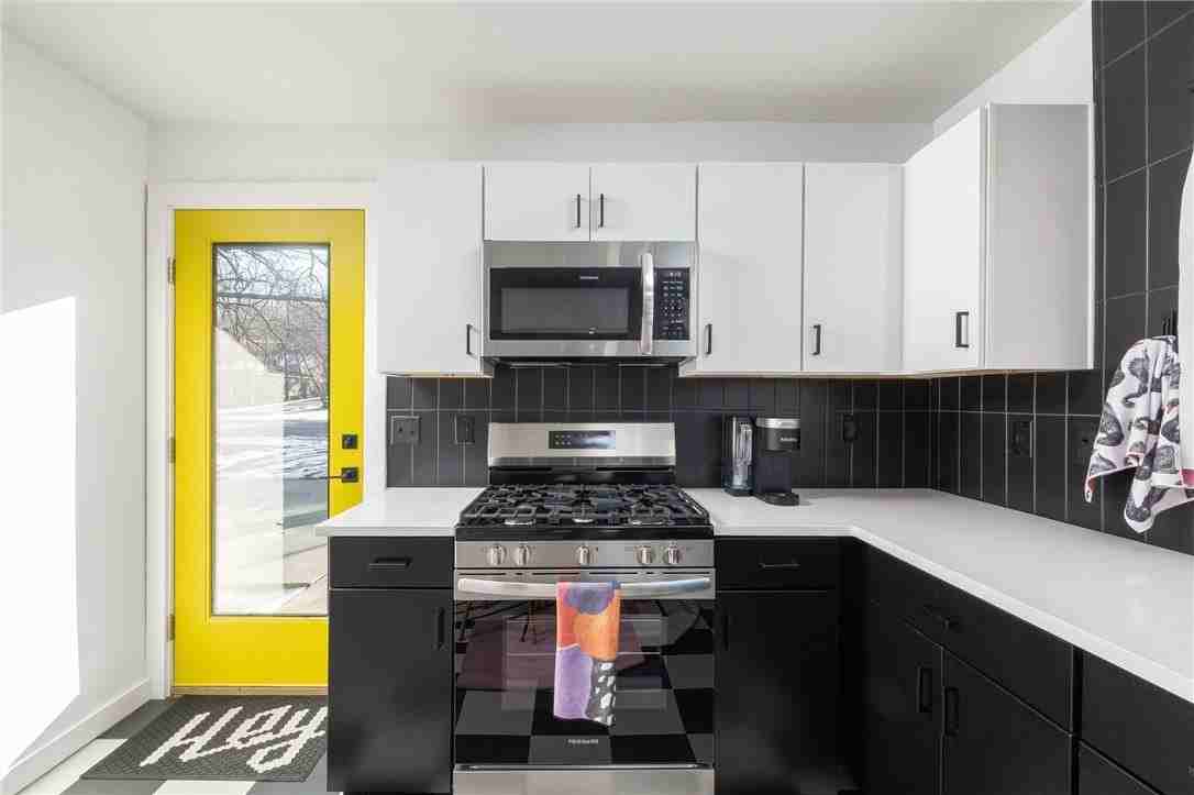 566 E Rebecca St - Photo 2 of 11