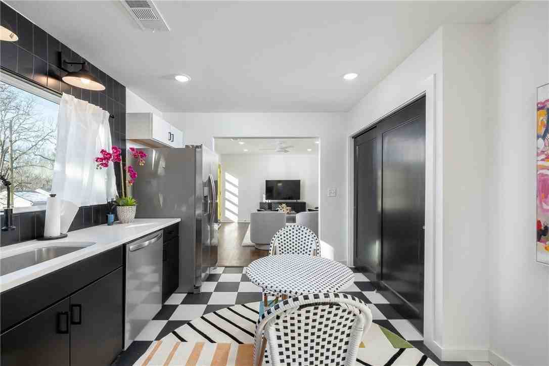 566 E Rebecca St - Photo 4 of 11