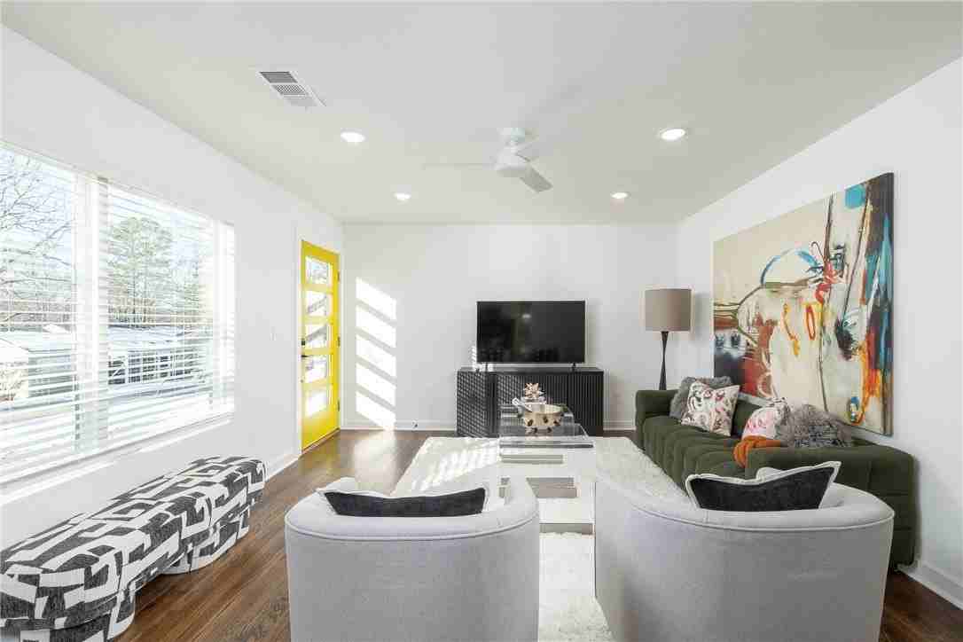 566 E Rebecca St - Photo 5 of 11