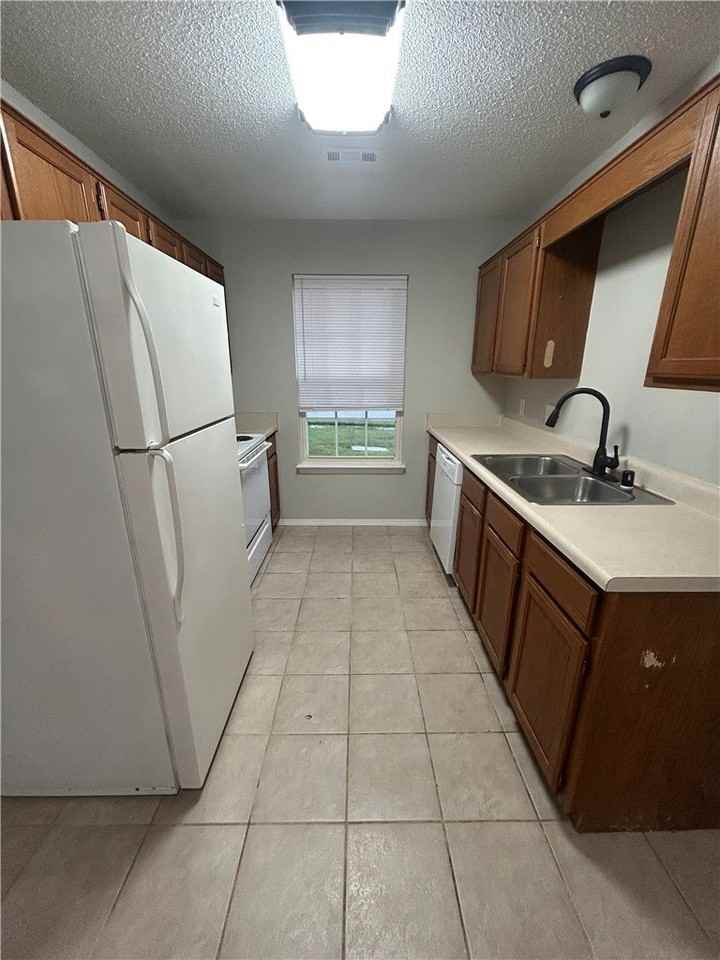 3404 Sw Landau Ct #2 - Photo 4 of 10