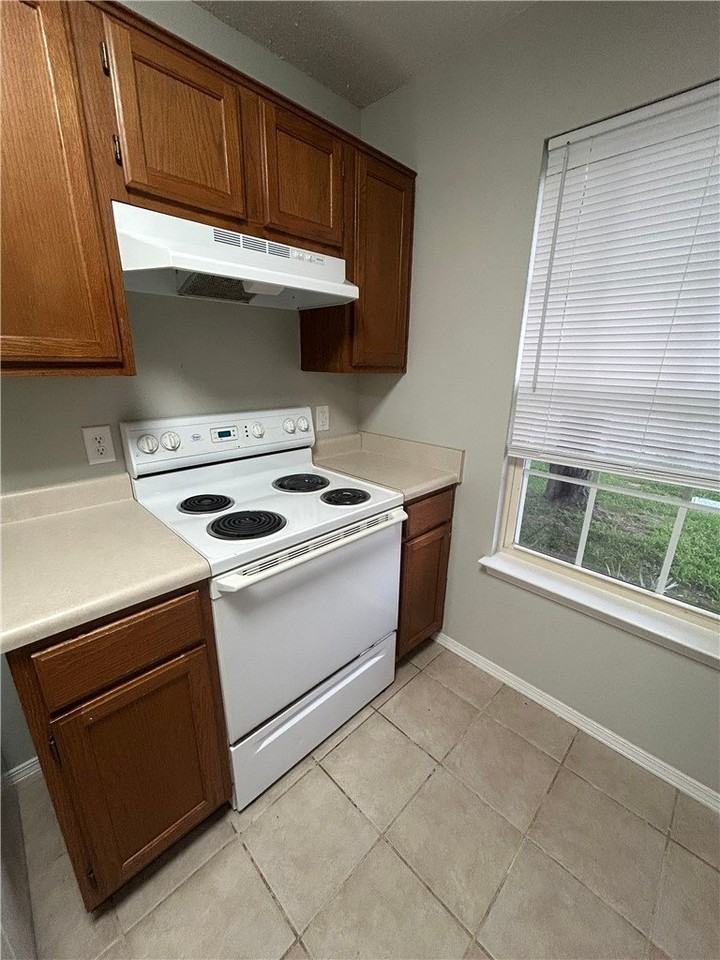 3404 Sw Landau Ct #2 - Photo 5 of 10