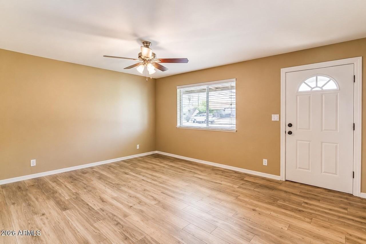 1015 E Marigold Ln - Photo 2 of 21