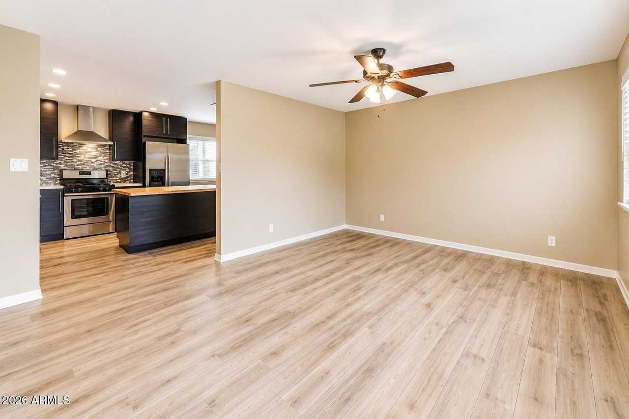 1015 E Marigold Ln - Photo 3 of 21