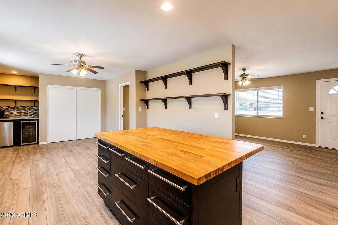 1015 E Marigold Ln - Photo 4 of 21