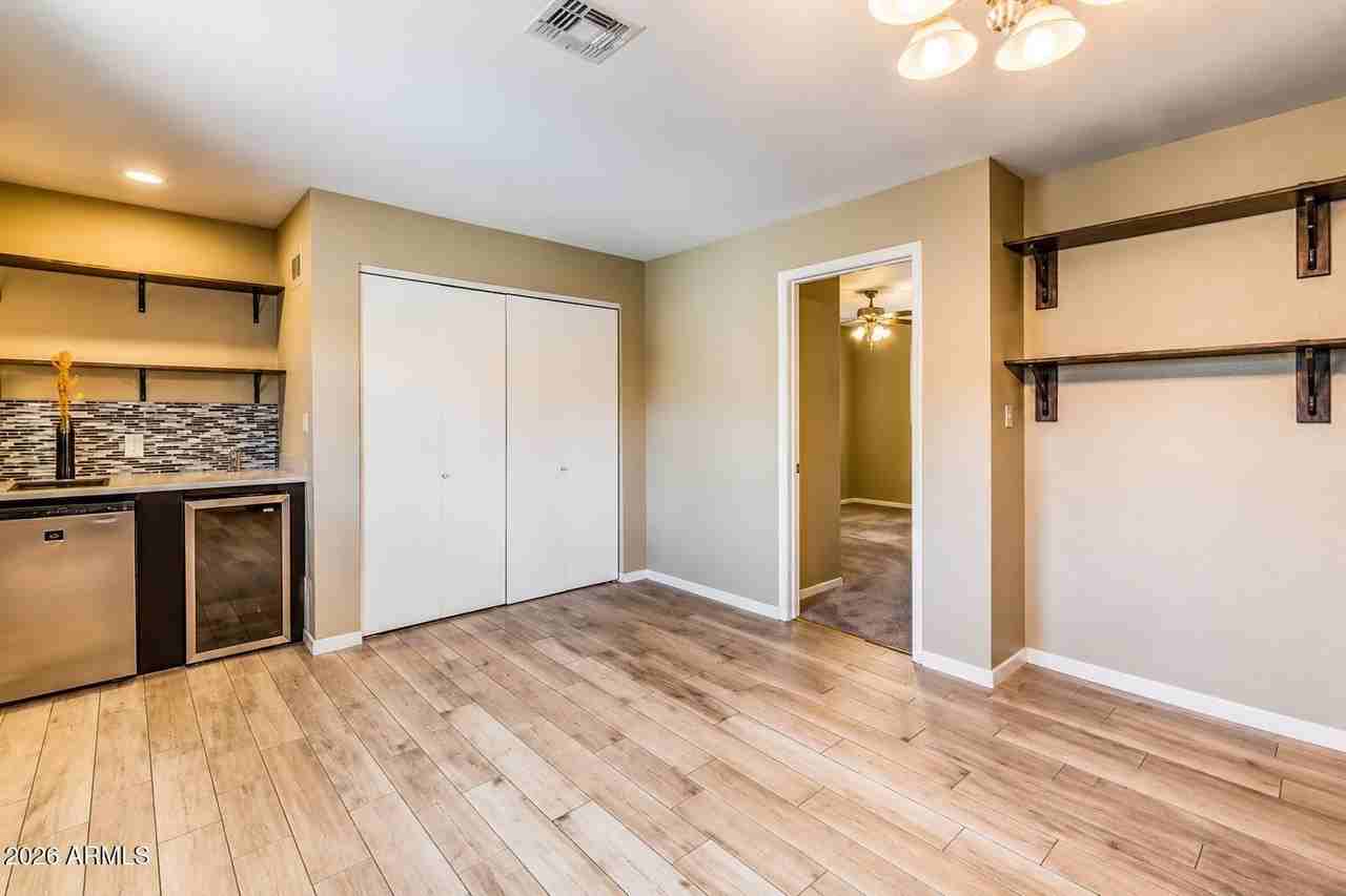 1015 E Marigold Ln - Photo 6 of 21