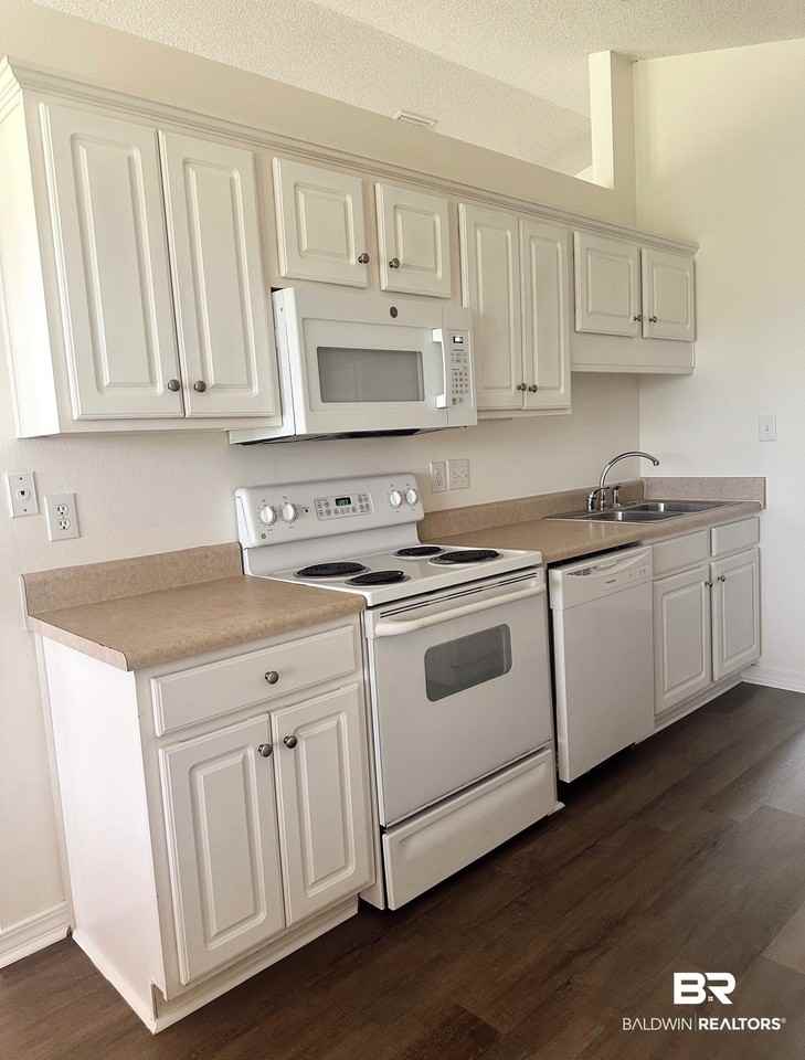 2700 Hampton Park Cir - Photo 6 of 17