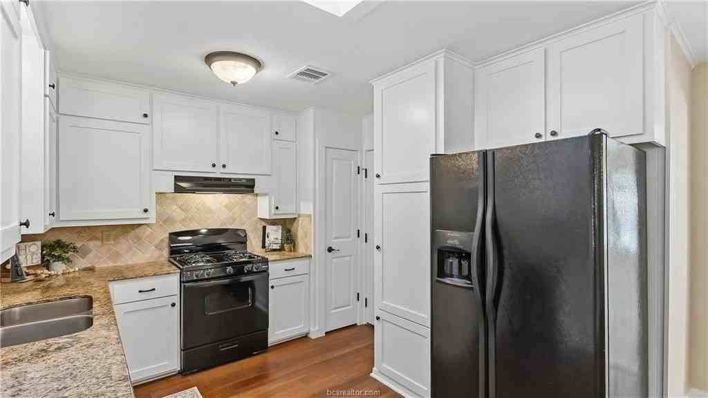 1404 Esther Blvd - Photo 3 of 26