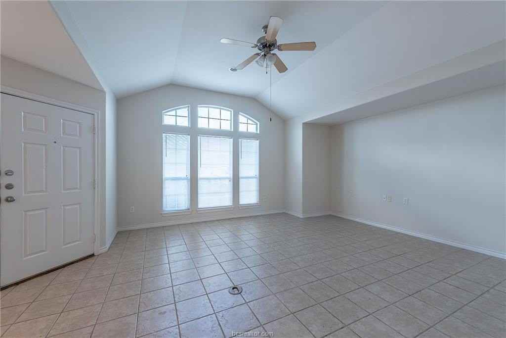 1004 Crepe Myrtle Ct - Photo 2 of 22