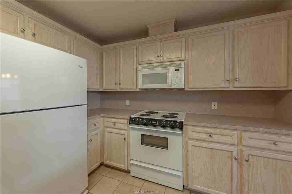 1004 Crepe Myrtle Ct - Photo 3 of 22