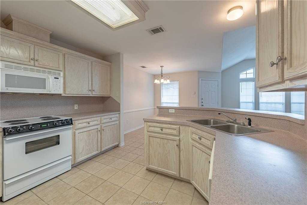 1004 Crepe Myrtle Ct - Photo 4 of 22