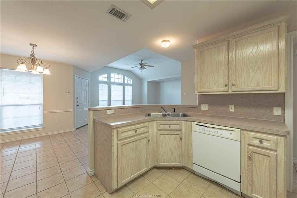 1004 Crepe Myrtle Ct - Photo 5 of 22