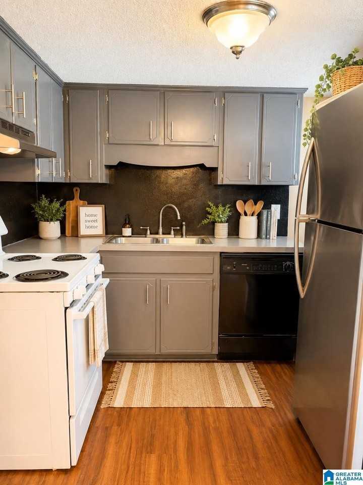 1912 Lyle Dr - Photo 4 of 10