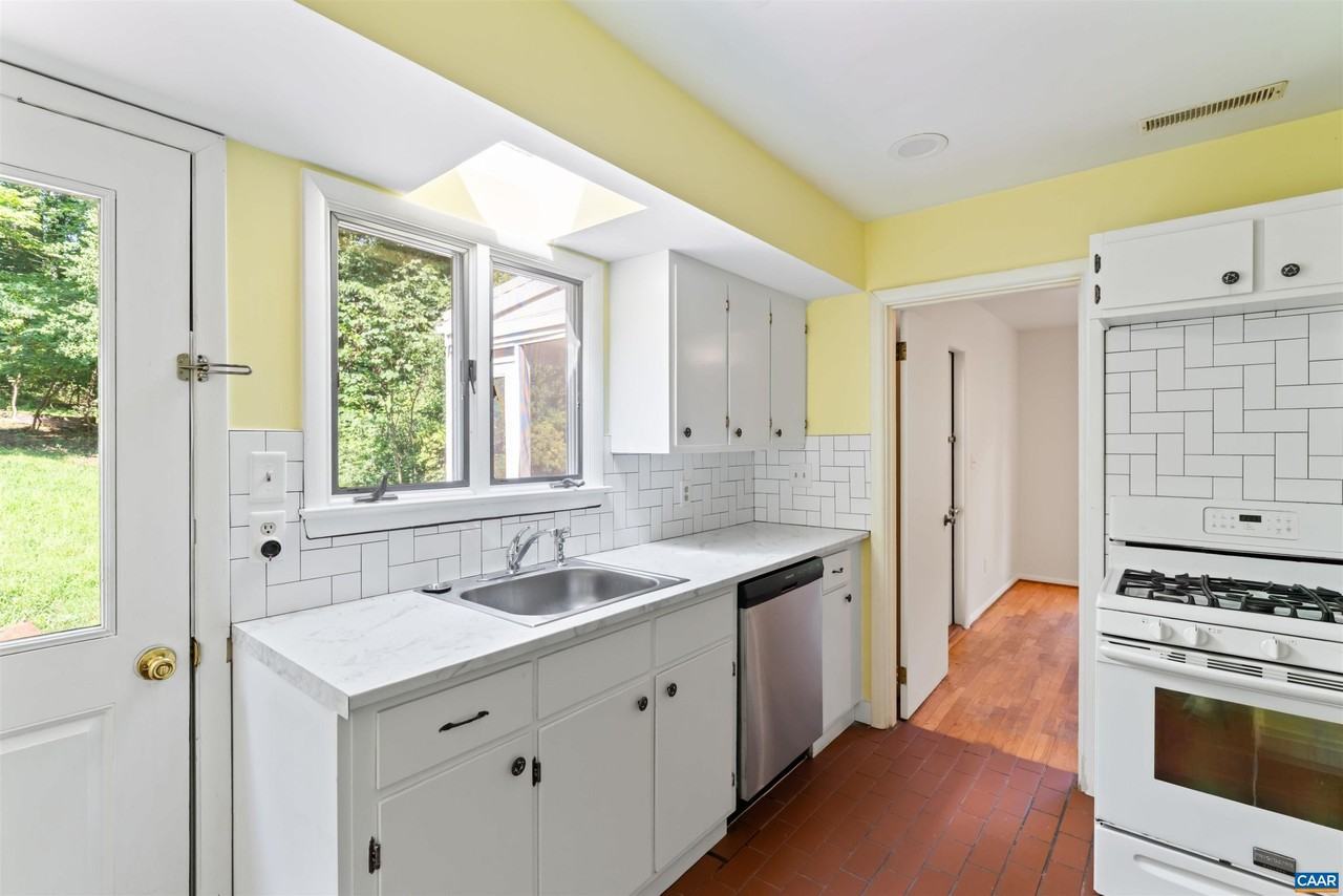 1429 Gentry Ln - Photo 5 of 19