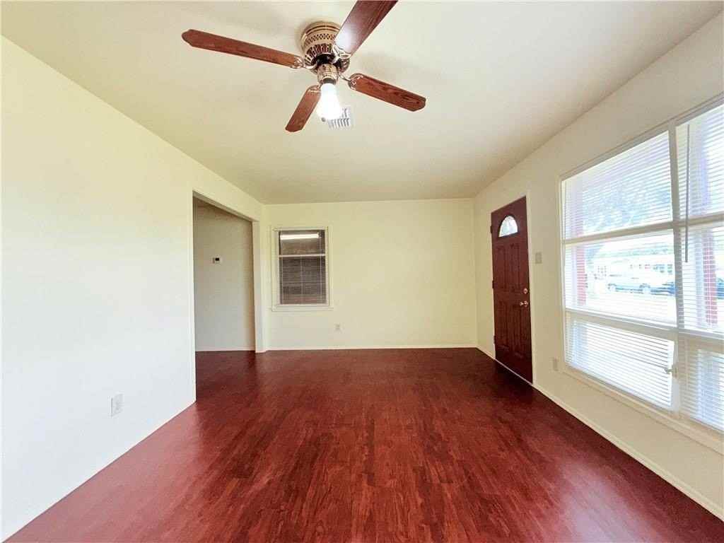 4725 Wynona Dr - Photo 4 of 31