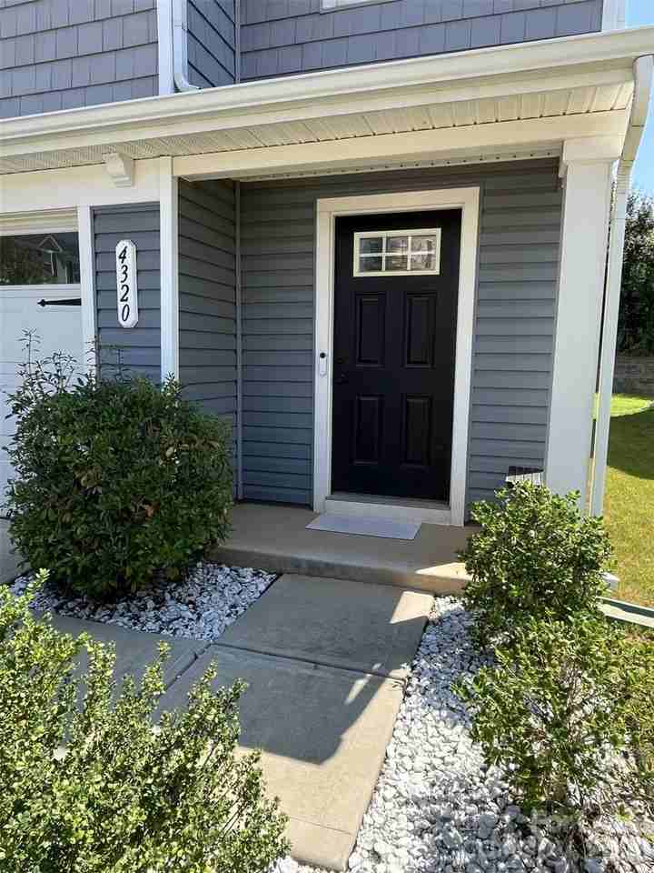 4320 Bowline Dr - Photo 2 of 32