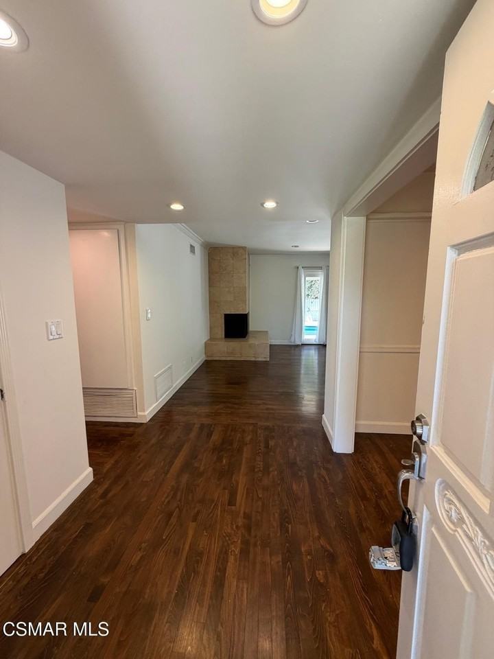 23723 Oxnard Street - Photo 3 of 22