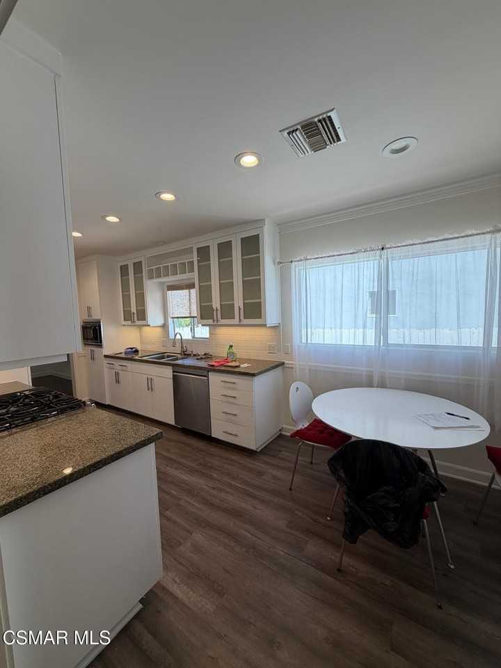 23723 Oxnard Street - Photo 4 of 22