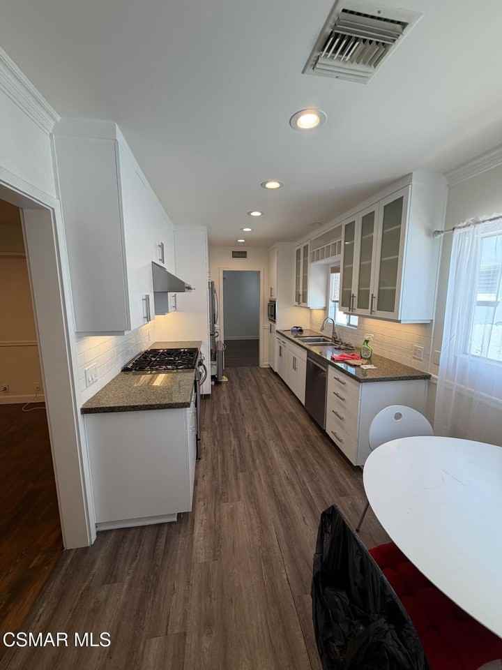 23723 Oxnard Street - Photo 5 of 22