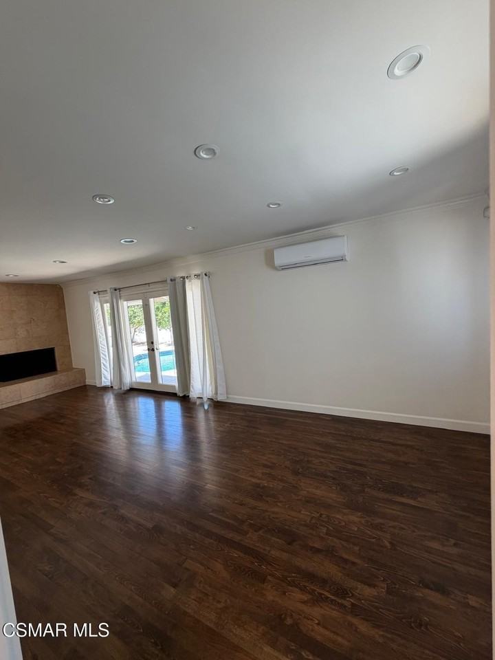 23723 Oxnard Street - Photo 6 of 22