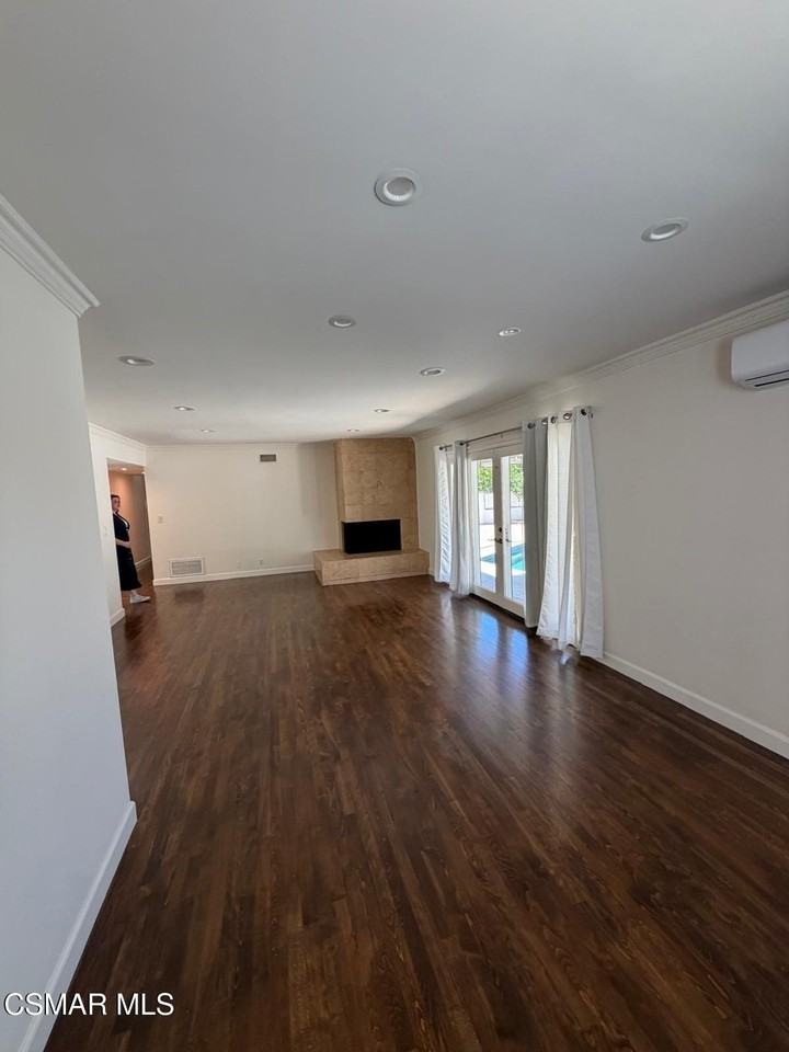23723 Oxnard Street - Photo 7 of 22