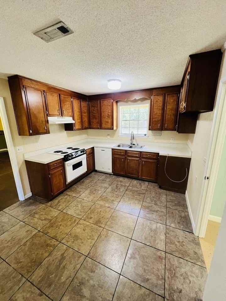 706 Canterbury Dr - Photo 3 of 12