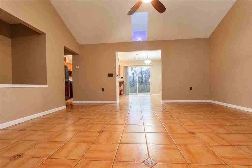 1825 Skyline Dr - Photo 5 of 41