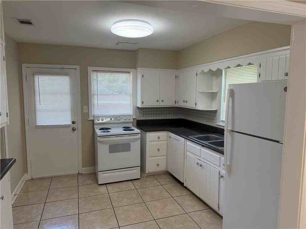 2298 Bryant Dr - Photo 3 of 18