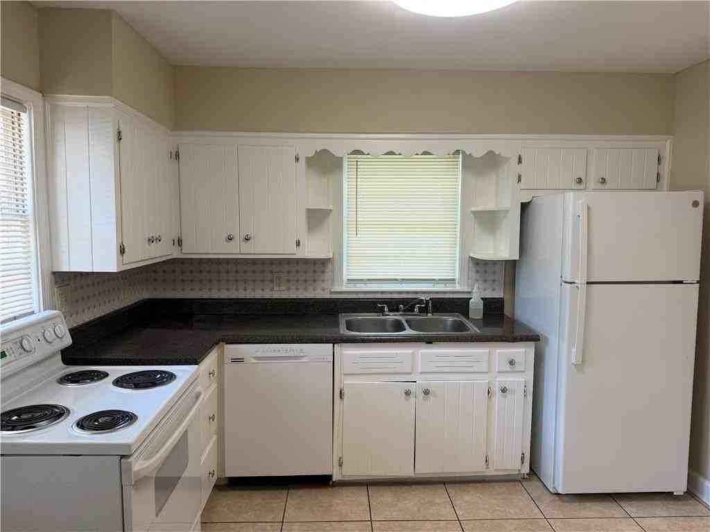 2298 Bryant Dr - Photo 4 of 18