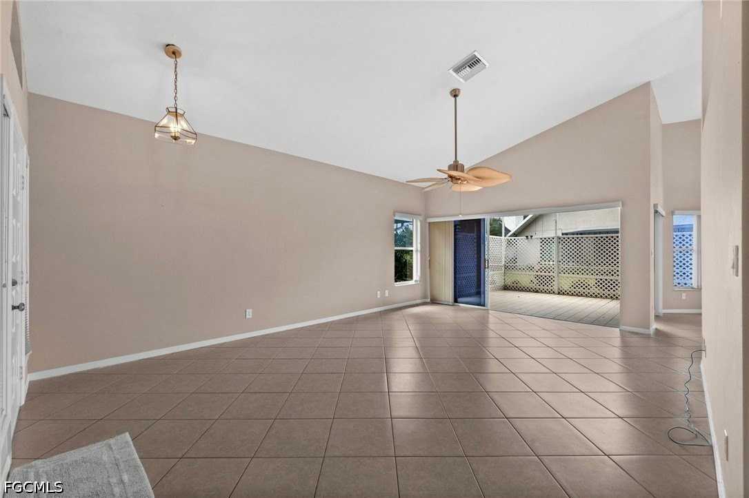 13648 Admiral Ct - Photo 6 of 32