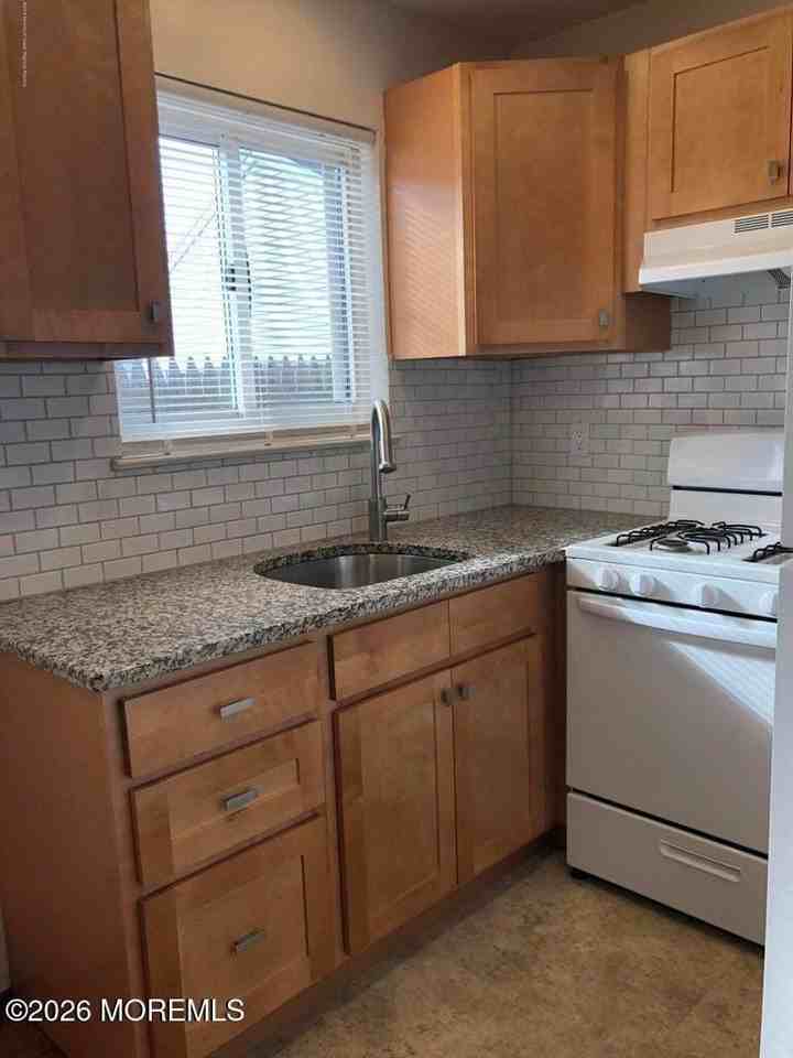 400 Sairs Ave - Photo 2 of 8
