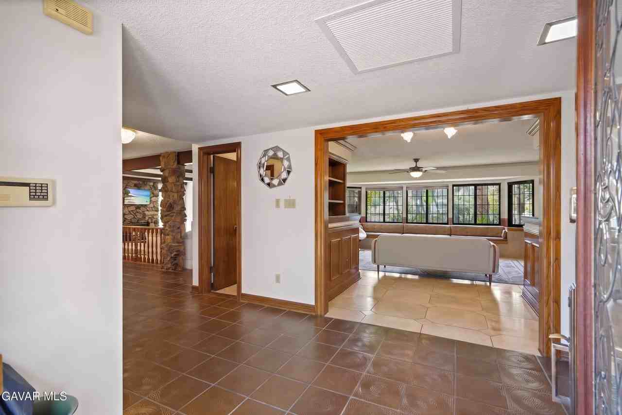 10307 Donna Ave - Photo 4 of 44