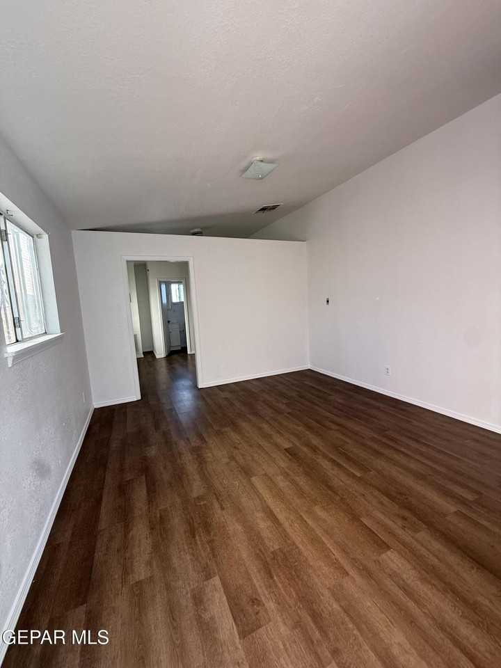 1526 E Yandell Dr #B - Photo 3 of 8