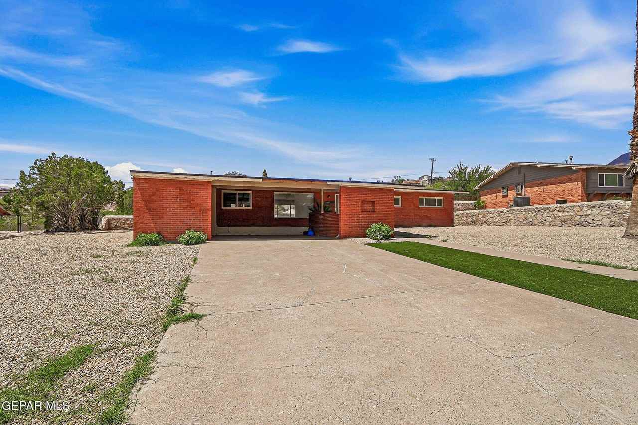 4233 Hampshire Ln - Photo 3 of 48