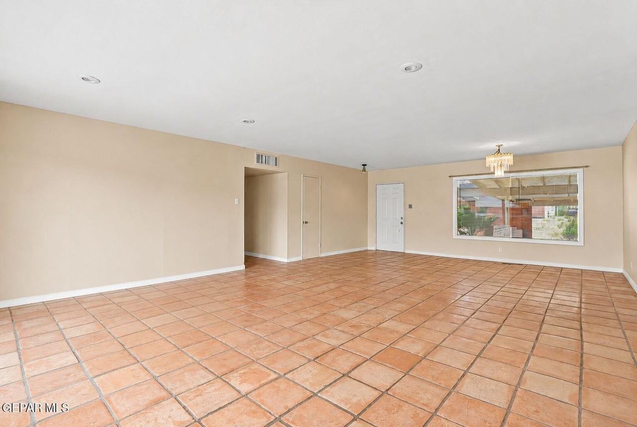 4233 Hampshire Ln - Photo 5 of 48