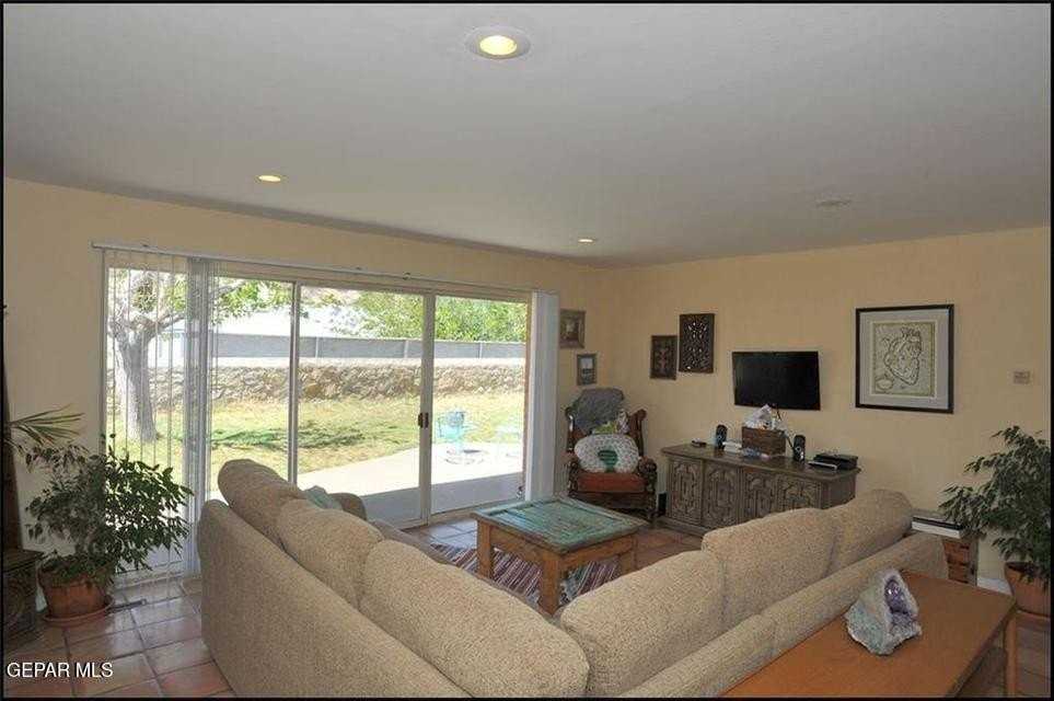4233 Hampshire Ln - Photo 7 of 48