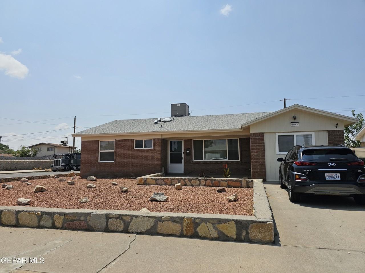 5644 Prince Edward Ave - Photo 4 of 35