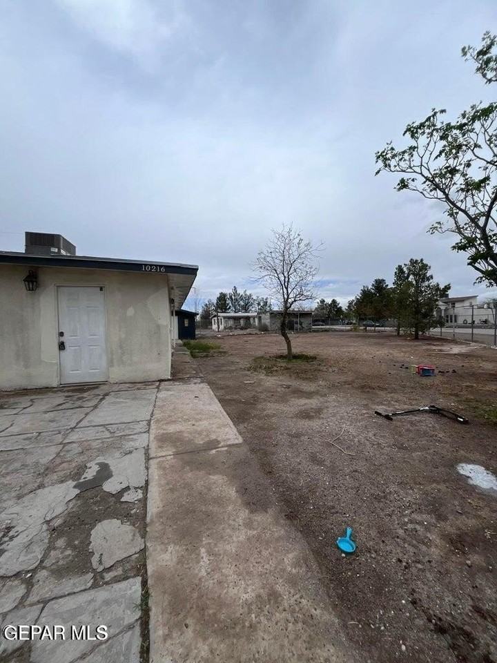 10216 Celedon Cir #B - Photo 2 of 24