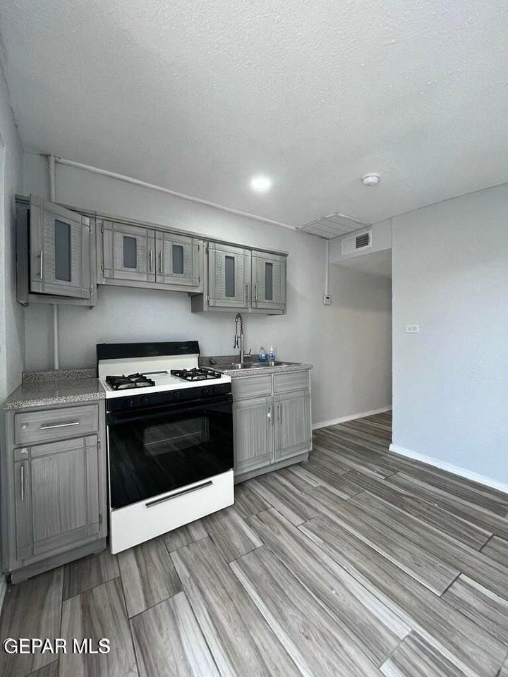 10216 Celedon Cir #B - Photo 4 of 24