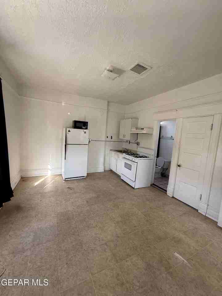 1526 E Yandell Dr #3 - Photo 3 of 6