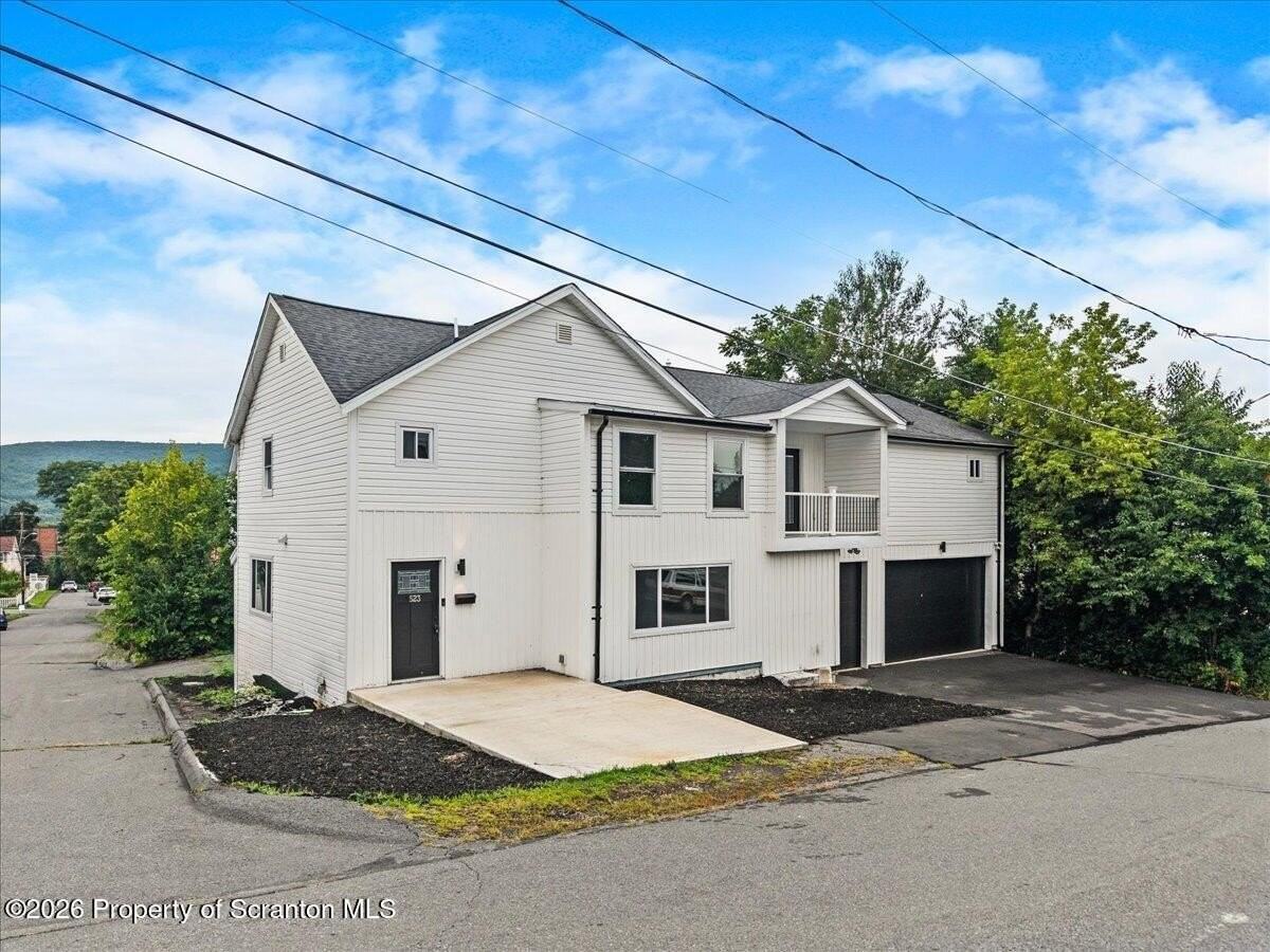 523 Meyers St - Photo 2 of 50