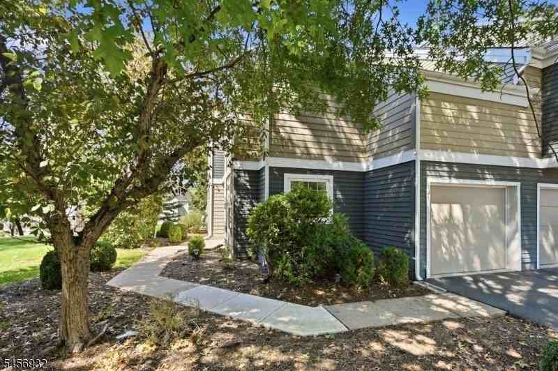 81 Village Cir - Photo 4 of 49