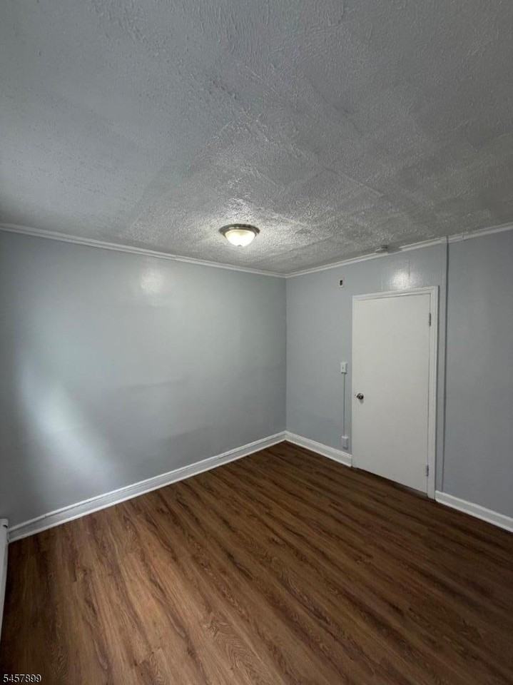 91 Lyons Ave - Photo 6 of 12