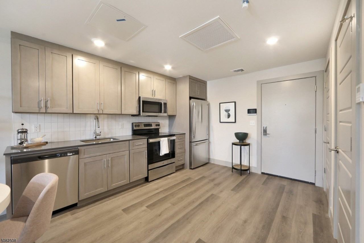 548 Franklin Ave #310 - Photo 2 of 10